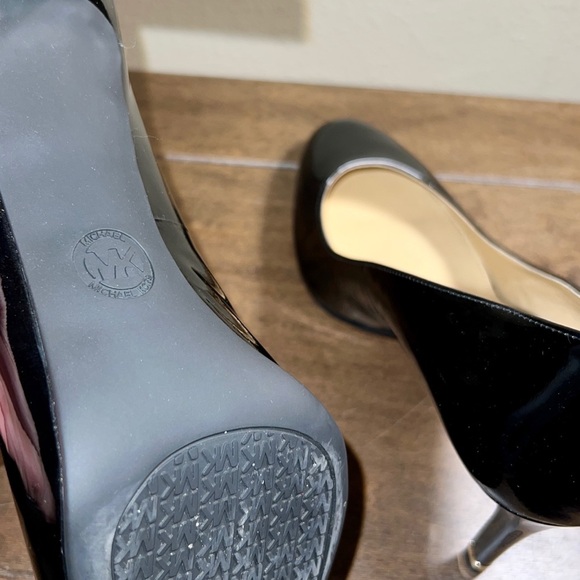 Michael Kors Black Patent Leather Size 8.5 4" Heels With Comfort Soles. - Picture 6 of 8